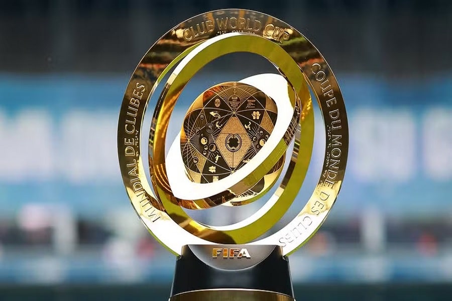 Taça oficial da Copa do Mundo de Clubes da FIFA 2025 em destaque, com fundo escuro e iluminação brilhante destacando seus detalhes dourados e prateados