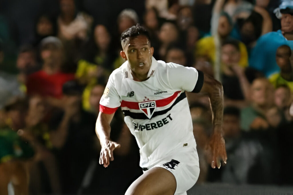 Jogador Igor Vinicius disputando bola pelo São Paulo, lateral-direito em destaque que deve reforçar o Corinthians a pedido de Dorival Júnior