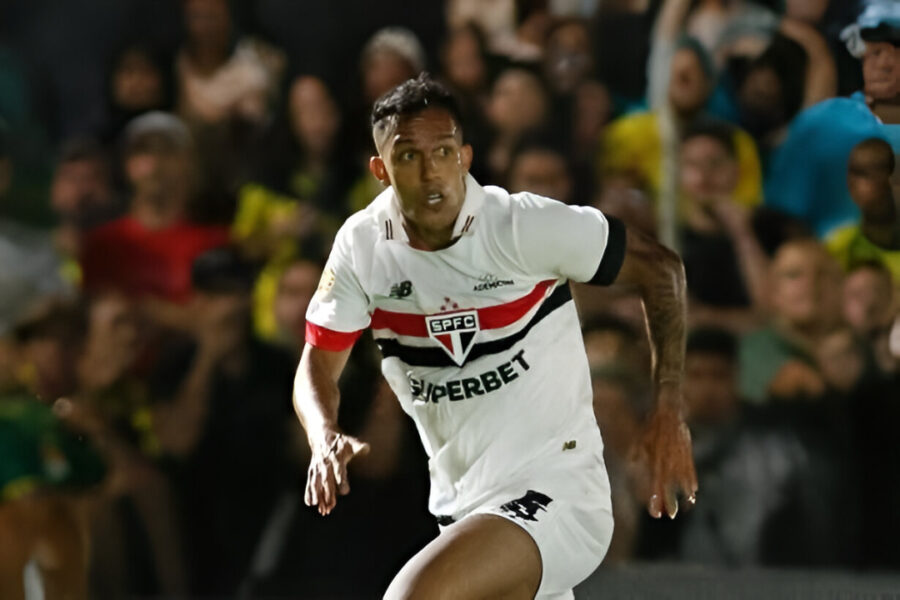 Jogador Igor Vinicius disputando bola pelo São Paulo, lateral-direito em destaque que deve reforçar o Corinthians a pedido de Dorival Júnior