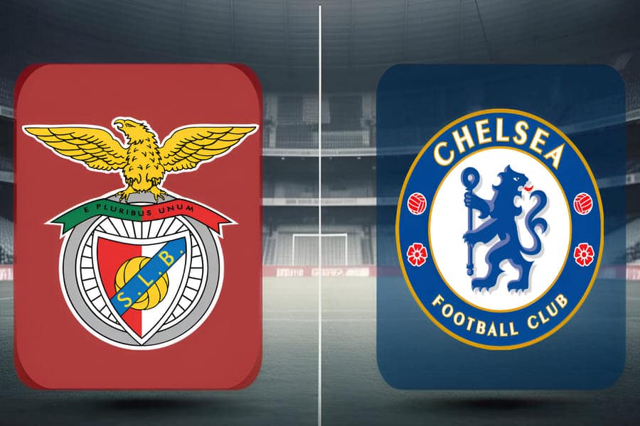 Logos oficiais dos clubes de futebol Benfica e Chelsea sobre fundo estilizado com elementos de futebol, representando o duelo na Copa do Mundo de Clubes FIFA 2025