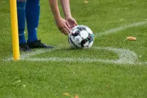 Jogadores de futebol em campo, disputando a bola em um amistoso internacional, com foco na preparação para a Copa do Mundo.