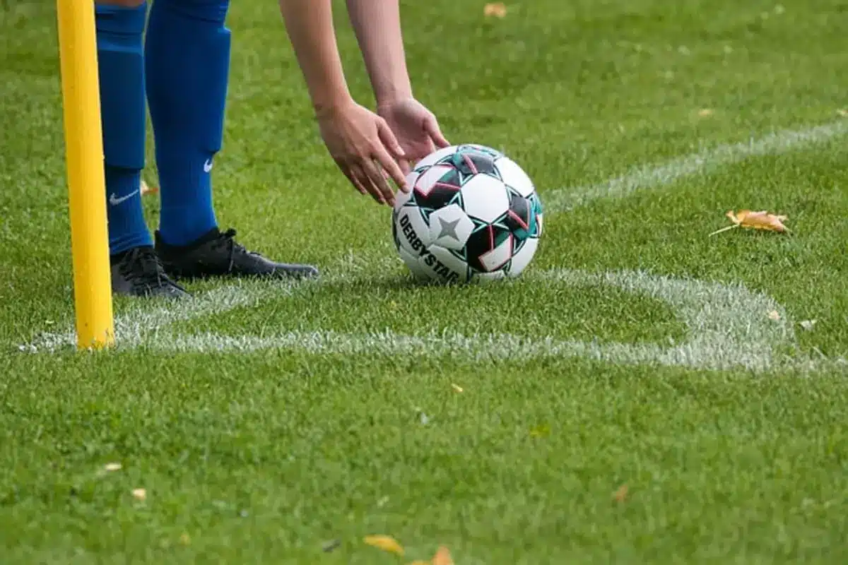 Imagem destacada de partida de futebol